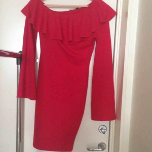  - Supersöt knälång klänning med "båt ringning" och trumpet ärm.  OBS! Säljer endast till personer som kan hämta upp plagget i Helsingborg 