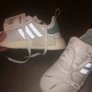  - Adidas sneakers strl. 36 dam. Sååå snygga o helt oanvända!! Säljer pga fel storlek. Säljer för ca halva priset🥰 bjuder på frakt 