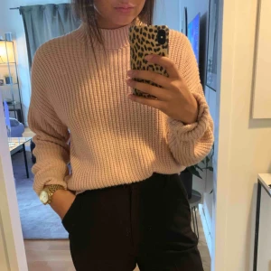  - Oanvänd tröja från ivyrevel med öppen detalj på rygg. 100 kr + frakt 50 kr (m påse postnord) 🌸🌼