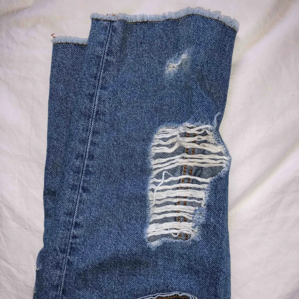Jeans från Sandro Paris i fint skick! Broderade detaljer på bägge nedre sidorna av jeansen samt slitning på baksida vad. Säljer pga för små💔 skulle säga att dessa passar XS. 50 kr frakt tillkommer!. Jeans & Byxor.