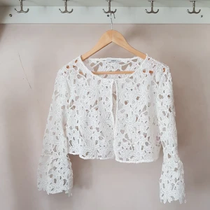  - Broderistickad somr    ig bolero i 100% polyester. Använd en gång på bröllop 🤩