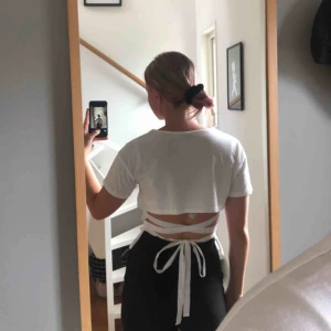  - Vit t-shirt med snörning från Zara. Använd väldigt få ggr. Storlek XS/S🖤🖤