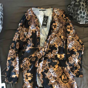  - Passar både 36/34, frakten ingår i priset 🥰 en blazer