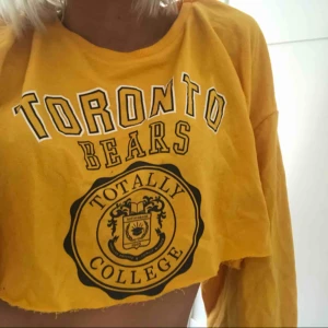  - Väldigt snygg croppad tröja! Bra skick. Kan fraktas,mötas upp eller bytas!