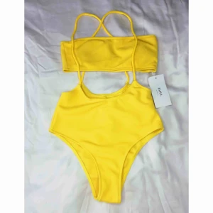  - Citrongul bikini från Zaful! Superfin men inte riktigt min stil, aldrig använd såklart. Finns i Malmö eller skickas (frakt ingår) 💫🍋