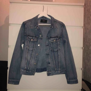  - En helt ny Jeansjacka från bikbok, en snygg tvättad mellanblå jeanfärg. Aldrig använd så den är i nyskick. Passar en XS/S om man gillar lite overzize, passar även för en med storlek M:) Nypris: 499kr