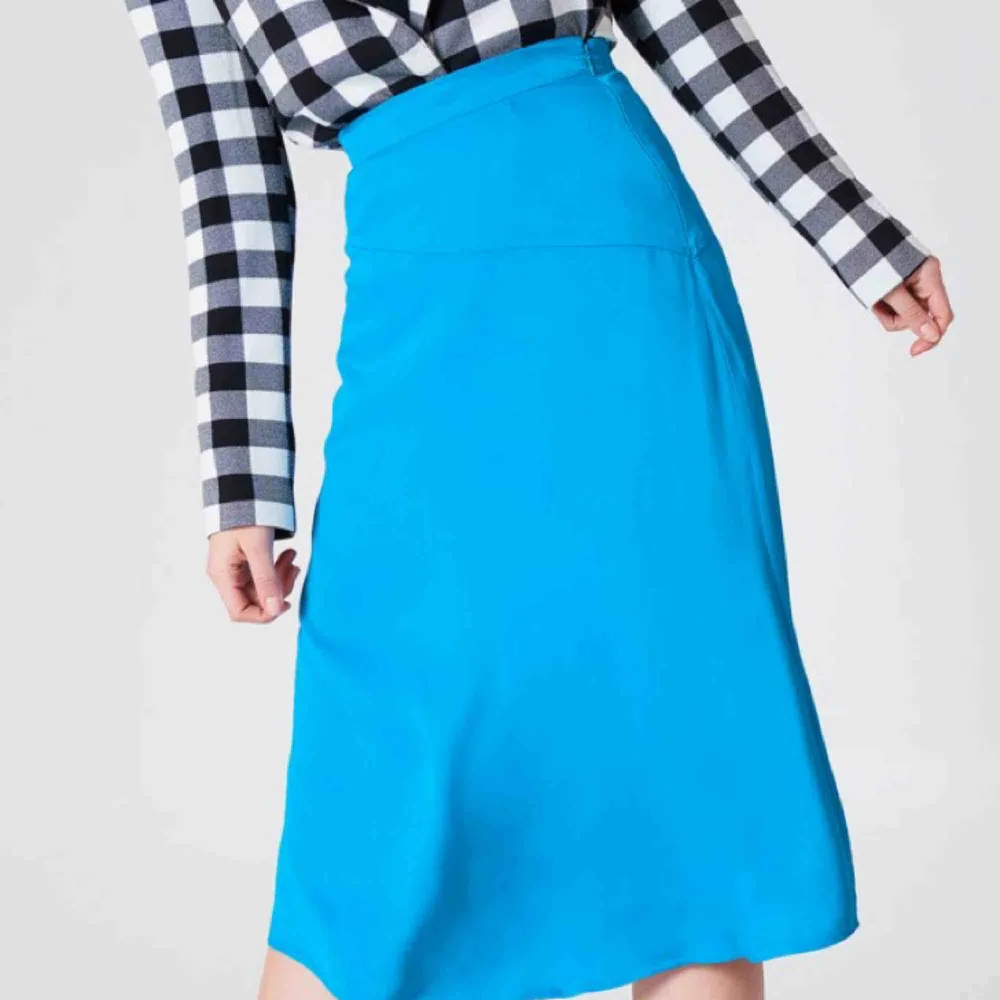 Tjena! Jag säljer nu en jättefin turkos kjol från NAKD. Den är helt oanvänd med tags kvar. Jag är själv en 36 i storlek men den passar mig ändå bra. Kanske lite liten vid midjan! Har du frågor är de bara o ställa de!!. Kjolar.