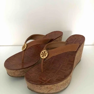  - Äkta Tory Burch-skor som säljs på grund av att de aldrig används.  Skorna är i nyskick och har endast använts ett fåtal gånger. Inköpta för ett par år sedan för ca 1000kr.