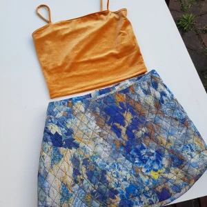  - Supersöt och fin outfit med det populära linnet från Gina och en kjol från Pull & Bear. Frakt ingår i priset ❣