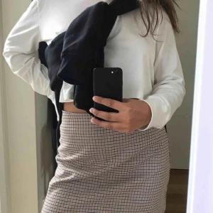 - 🌼Säljer kjolen pga för stor för mig. Köpt på MONKI, använd endast några gånger. Storlek S🌼 köparen står för frakt