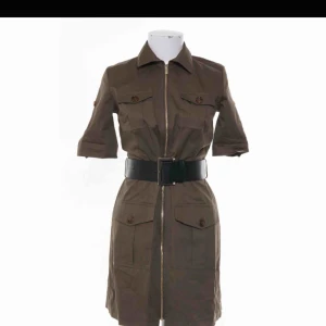  - Extrem fin klänning från river island, färgen är grön mycket finare än på bilden, köparen står för frakten. Ordinarie pris 700