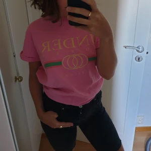  - Rosa T-shirt köpt för 500 kr på rover island 2016. Använd ett fåtal gånger. Köparen står för frakt😘