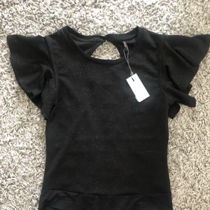  - Glittrig body med öppen rygg från Only. Aldrig använd, prislapp är kvar. Storlek L. 