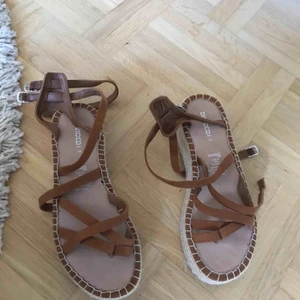  - Ett par fina bruna mocka sandaler. Oanvända 