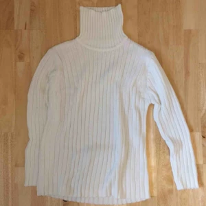  - Välanvänd vit stickad polo med glitter. 📬 Frakt 63 kr