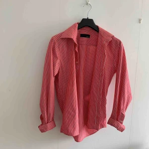  - Blå gant-skjorta strl L men lite mindre i storlek 60kr.                 Röd bertoni-skjorta strl M 60kr.                                                             Svart tiger-skjorta strl M 60kr.                                         Frakt ingår ej