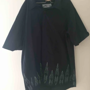  - Kortärmad skjorta med flammor. Storlek XL men passar mindre storlekar om man vill ha en oversized passform. Frakt 36kr