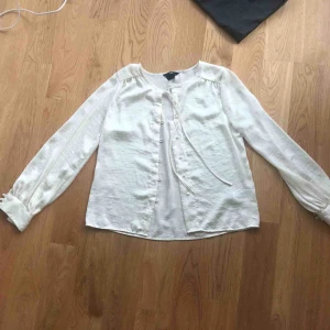 Blus - Vacker vit silkesblus