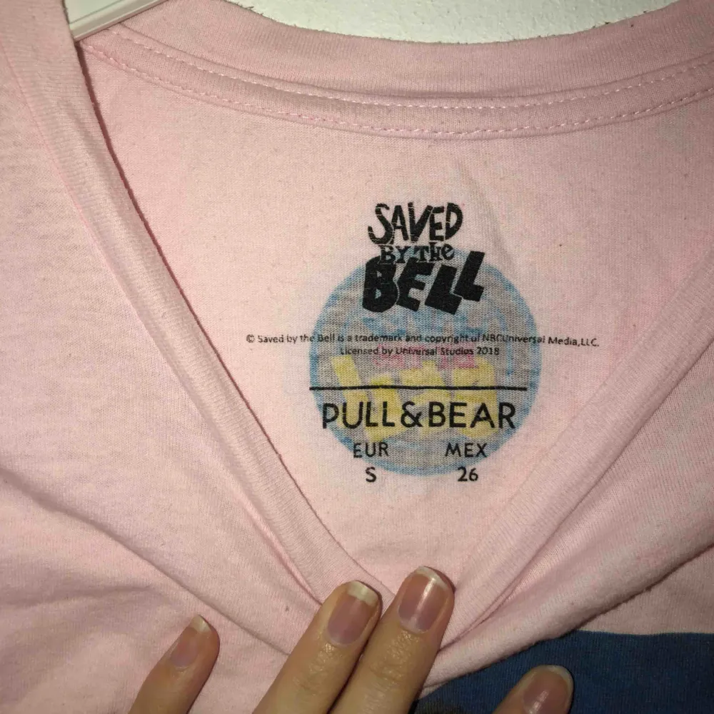 Såååå snygg ljusrosa oversized tshirt med Saved By The Bell motiv💕💅🏼💕🤪 Den har verkligen varit en favorit hos mig, säljer då jag behöver plats i garderoben och pengar😔Köparen står för frakt <33. T-shirts.