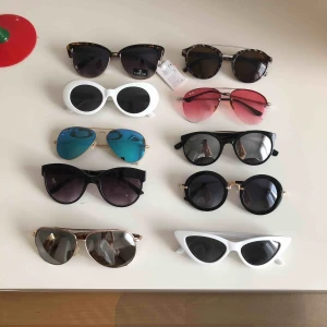  - Olika solglasögon, 50kr/st annars 100kr/3st  Frakt tillkommer, kan annars mötas upp i Stockholm ❌ De två vita är sålda❌
