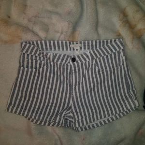 - Ny shorts från h&m. Använd två gånger säljer för att den inte passar mig. Den är jättefin och perfekt till sommar.💋 Priset kan diskuteras och köparen betalar för frakt. Tveka inte om du har några frågor🥰