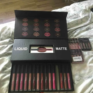  - läppstift har endast använt en och den har jag tagit ut ur förpackningen säljer dom styckpris från original Huda beauty i USA Allt smink jag säljer är oöppnat.  Vid intresse fråga vilka färger och va dom kostar  från 50 kr 