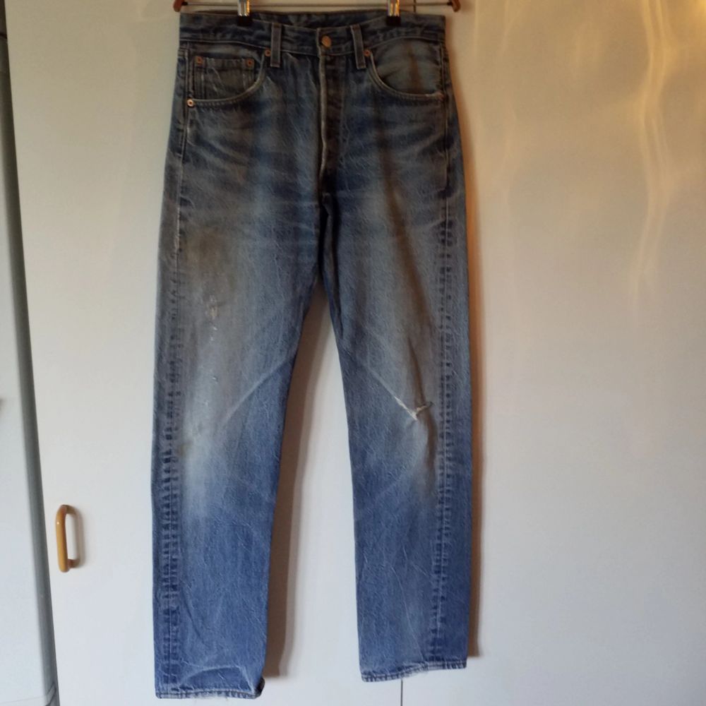 Klassiska levis vintagejeans modell 501. Slitna/lite hål vid knäna. . Jeans & Byxor.