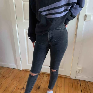  - Säljer mina jeans med hål på knäna i begagnat skick. Väldigt snygg grå färg:) 💕