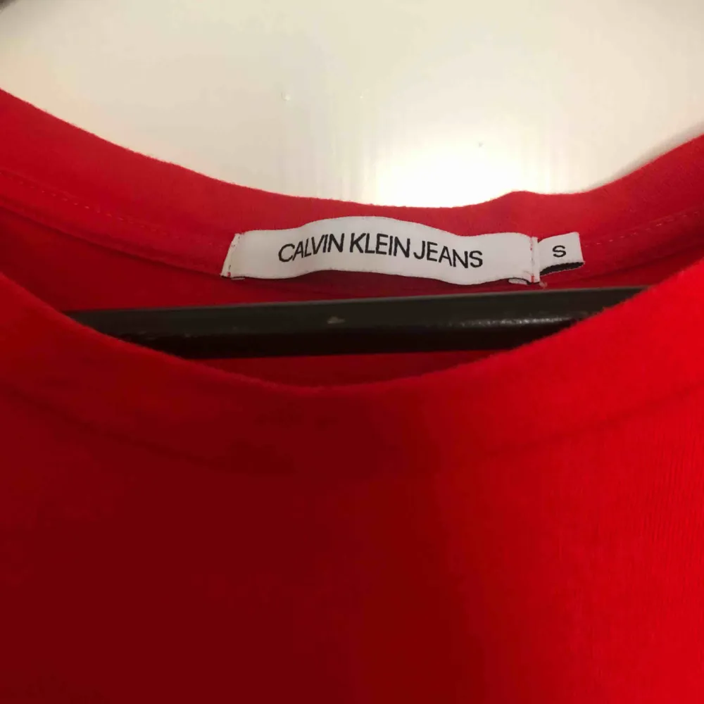 Knappt använd Calvin Klein T-shirt.. T-shirts.