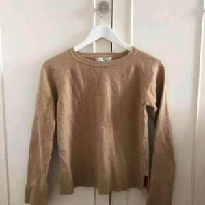  - Stickad tröja i ull storlek medium men passar även Small.