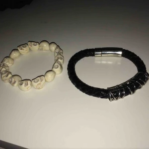 - Säljer det svarta flätade armbandet med stålsmycke för 60kr.   Säljer det vita armbandet för 20kr.  Båda köpta på olika marknader i Sverige.❣️