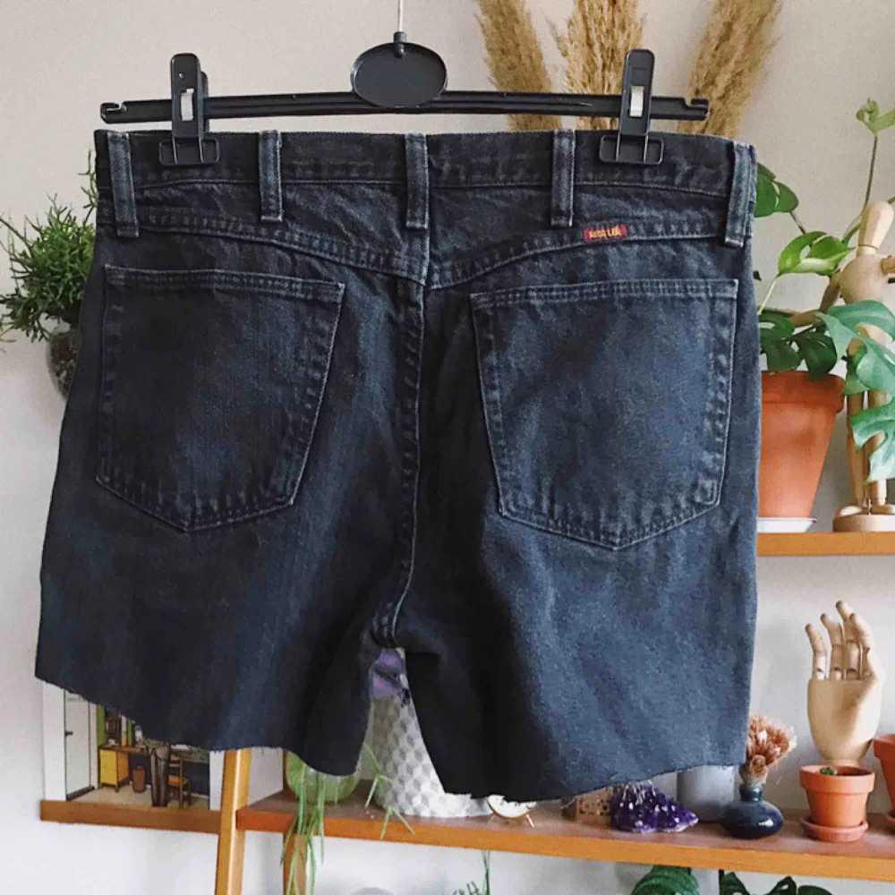 Avklippta svarta vintage jeansshorts, aldrig använda av mig. Köparen står för frakt, kan eventuellt mötas upp i Stockholm också!. Shorts.
