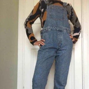  - Hängselbyxor i jeanstyg. Använda en gång