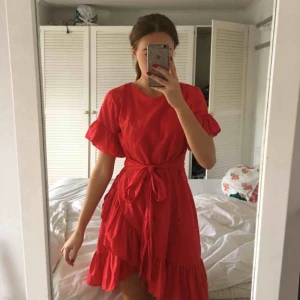  - Superfin röd klänning från Nelly, som inte kommer till användning och är i super fint skick! Är i storlek xs men skulle säga att den passar S också! Köparen står för frakt❤️