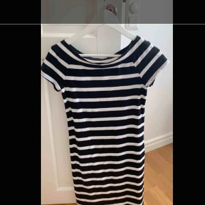  - Klänning från kappahl, säljs pga för liten. Bra skick och frakt ingår ej. 