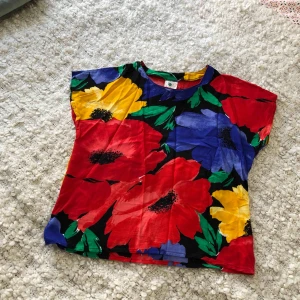  - Mönstrad top med fina färger! Fint skick och frakt ingår i priset! ☀️