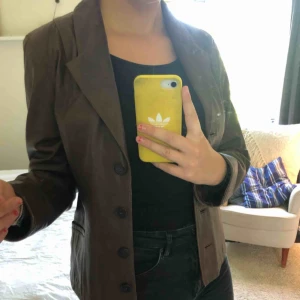  - Brun SKITSNYGG skinnjacka köpt vintage och använd 1 gång därav SUPER KVALLE🤩  storlek 40 men passar även mindre storlekar om du vill att den ska sitta mer oversized än på mig. Alla knappar kvar, två framfickor och en innerficka.💘