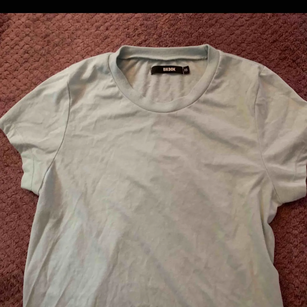 Basic T-shirt från BIKBOK i storlek XS. Färgen är mint. Använd max 4 gånger så den är fortfarande i extremt bra skick ❤️. T-shirts.