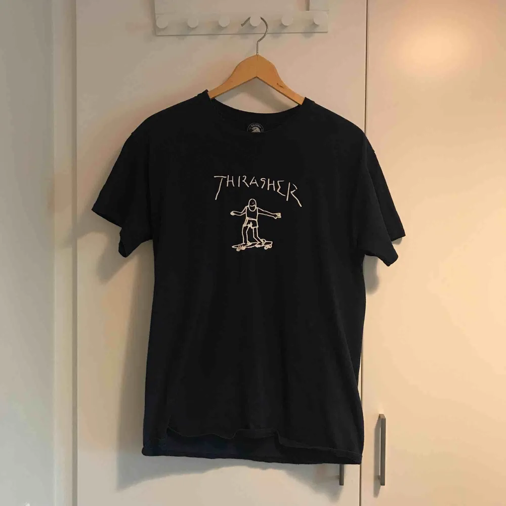Ovanlig T-shirt från Thrasher i mycket bra skick. Finns i Stockholm alternativt postar, köpare står för frakt.. T-shirts.