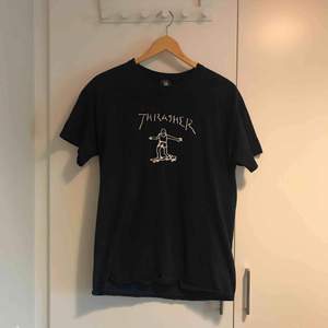 Ovanlig T-shirt från Thrasher i mycket bra skick. Finns i Stockholm alternativt postar, köpare står för frakt.