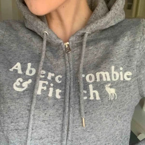  - Kofta / hoodie från abercrombie & fitch  Använd men är i bra skick!!  Köpare står för frakt 🥰