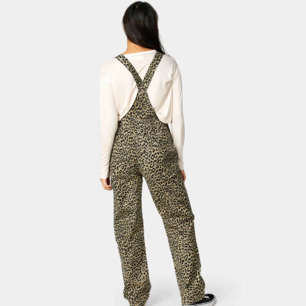 Säljer dess hängselbyxor i leopard mönster som aldrig blivit använda, nypris för dom är 1000kr. Strl S 🤠. Jeans & Byxor.