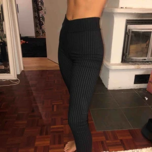  - Snygga och sköna tights aktiga kostym byxor. Sitter super bra! Jätte högmidjade🤩 