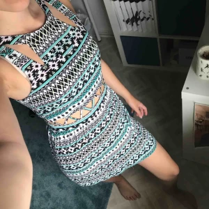  - Klänning från Hm. Bra skick. Materialet är ganska tunt så den passar jättebra på sommaren. Jag är 172 och klänningen slutar ganska högt upp på låren. Jag kan mötas i Mariestad, annars tillkommer frakt.