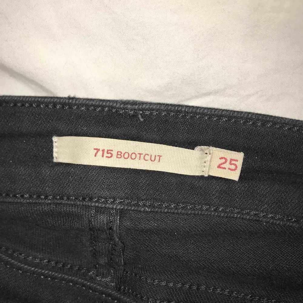 Svarta bootcut jeans med låg midja från Levis. Använda länge. Köpts för 1000kr men säljer dem nu billig eftersom att dom börjar bli slitna.. Jeans & Byxor.
