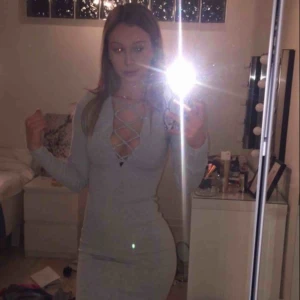  - Jag säljer min sjukt snygga klänning med öppning vid brösten, mjukt material och väldigt stretchig så passar även S då den töjer ut sig utifrån din egna kropp. 