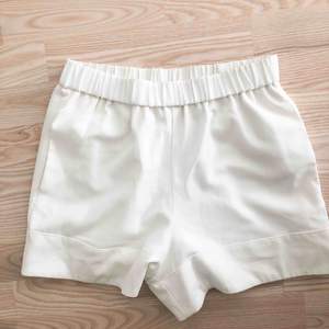 Snygga vita shorts ifrån Gina Tricot. Använd ca 2ggr. Köparen står för frakt. 