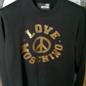 - Moschino sweatshirt, strl M, nyskick.