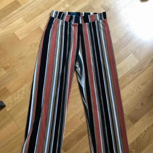  - Fina utsvängda byxor med ränder i olika färger. Använda någon enstaka gång så i fint skick. Supersköna 🥰