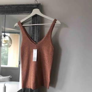  - Oanvänt stickat linne med prislapp. Frakt tillkommer 